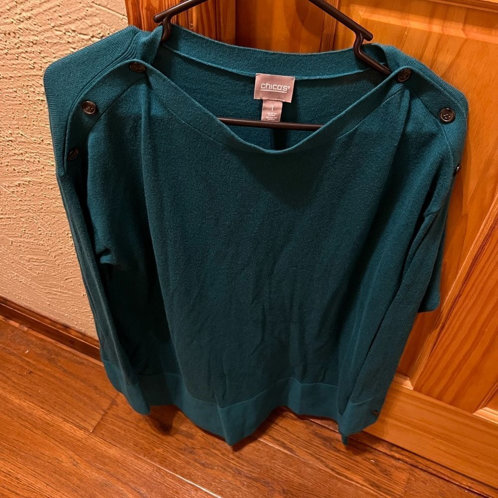 Chico’s size 1 teal button accented top